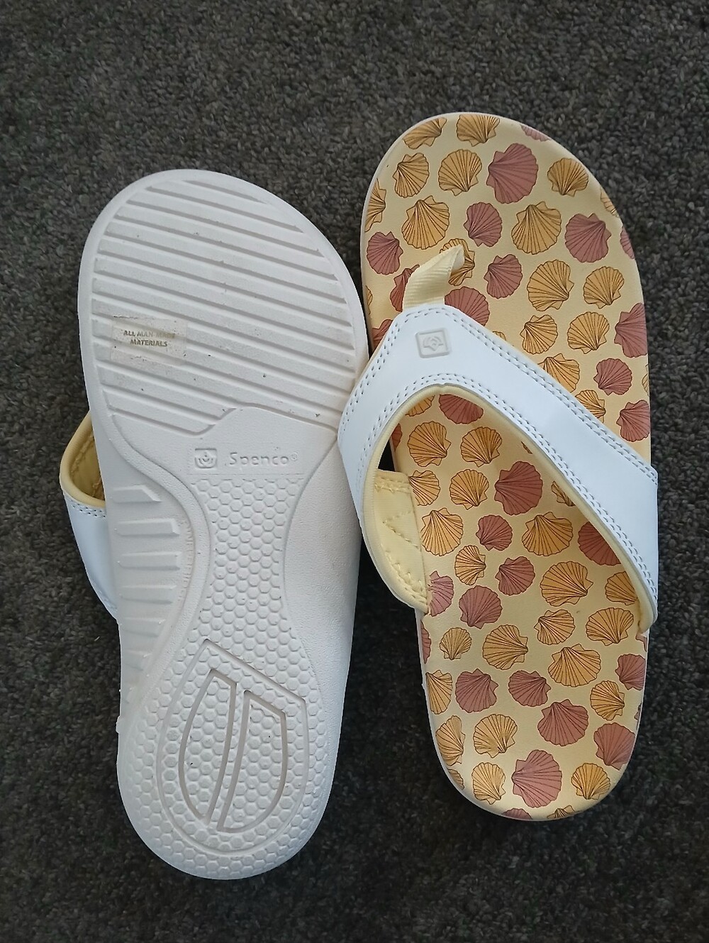 Spenco Women’s White Yellow Shell-Print Flip Flops Size 7D